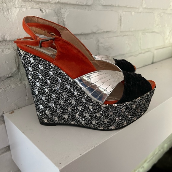 Stylish Black and Silver Wedge Sandals - Picture 3 of 5